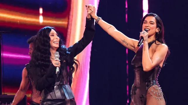 Dua Lipa y Cher deslumbran en el Salón de la Fama del Rock and Roll: un dueto para la historia